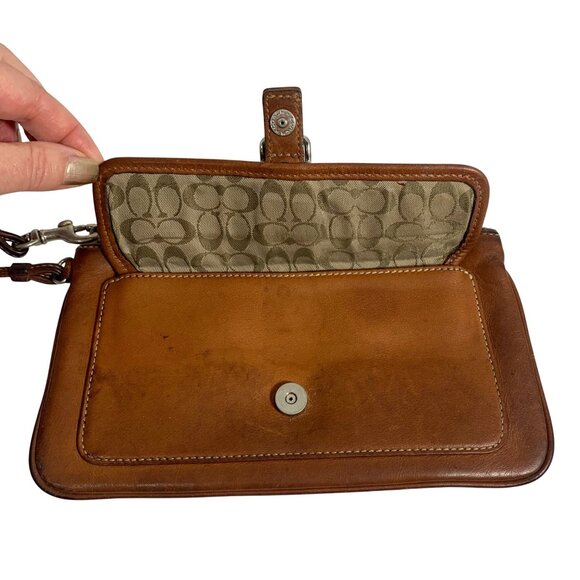 VTG COACH Soho British Tan Leather Wristlet Clutch Snap Front Flap Pocket Buckle - Picture 3 of 7